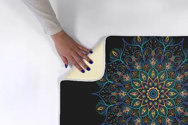 Tepih Barvna mandala na črnem ozadju