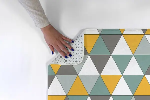 Tepih Barvni trikotniki v geometrijski razporeditvi