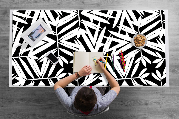 Podloga za mizo Black and white pattern