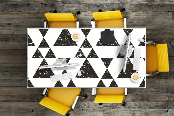 Podloga za pisalno mizo Black and white triangles