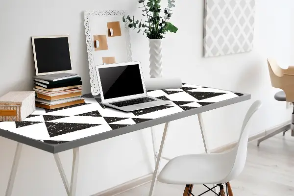 Podloga za pisalno mizo Black and white triangles