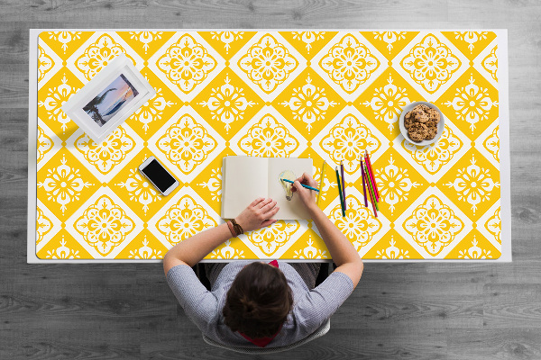 Namizna podloga Yellow white pattern