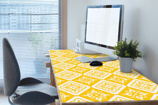 Namizna podloga Yellow white pattern