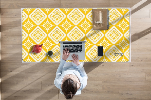 Namizna podloga Yellow white pattern