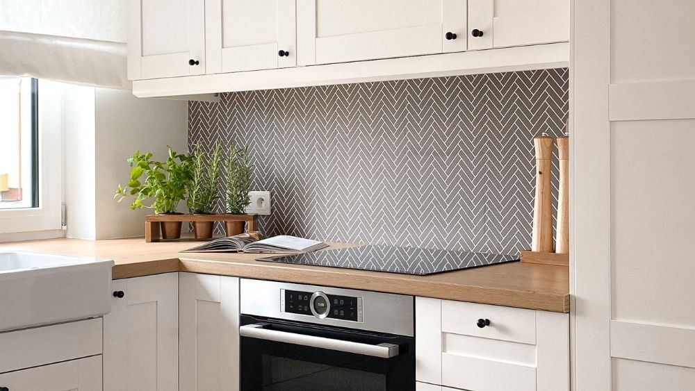 Prenova brez odstranjevanja ploščic - kako preoblikovati stene in tla brez nereda