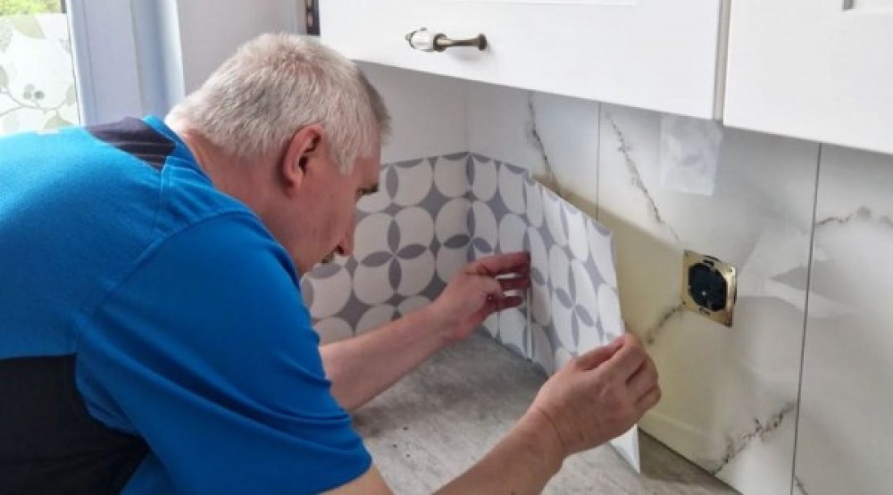 Kako prekriti stare ploščice na steni? Preprosti nasveti za osvežitev vaše notranjosti