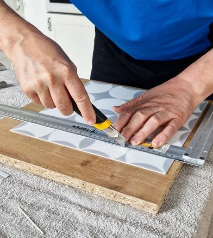 Montaža samolepilnih vinilnih ploščic