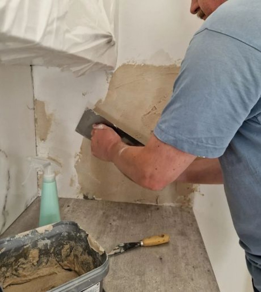 Montaža samolepilnih ploščic. Montaža samolepilnih vinilnih ploščic